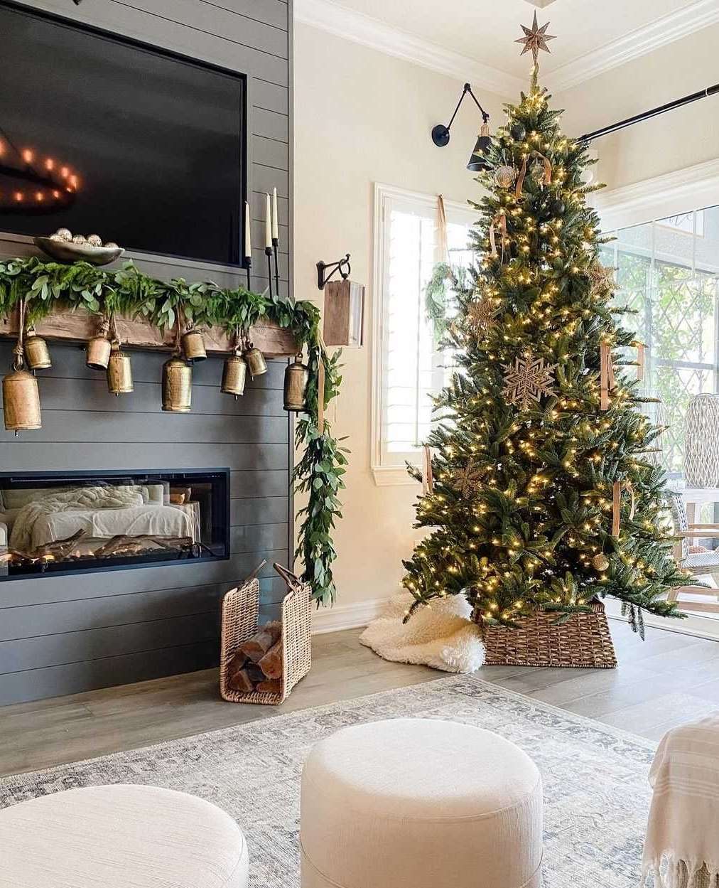 40+ Elegant Christmas Mantel Decor Ideas 7 40+ Elegant Christmas Mantel Decor Ideas 266717192 4375770202534121 1824648397046669677 n Christmas Mantel Decor