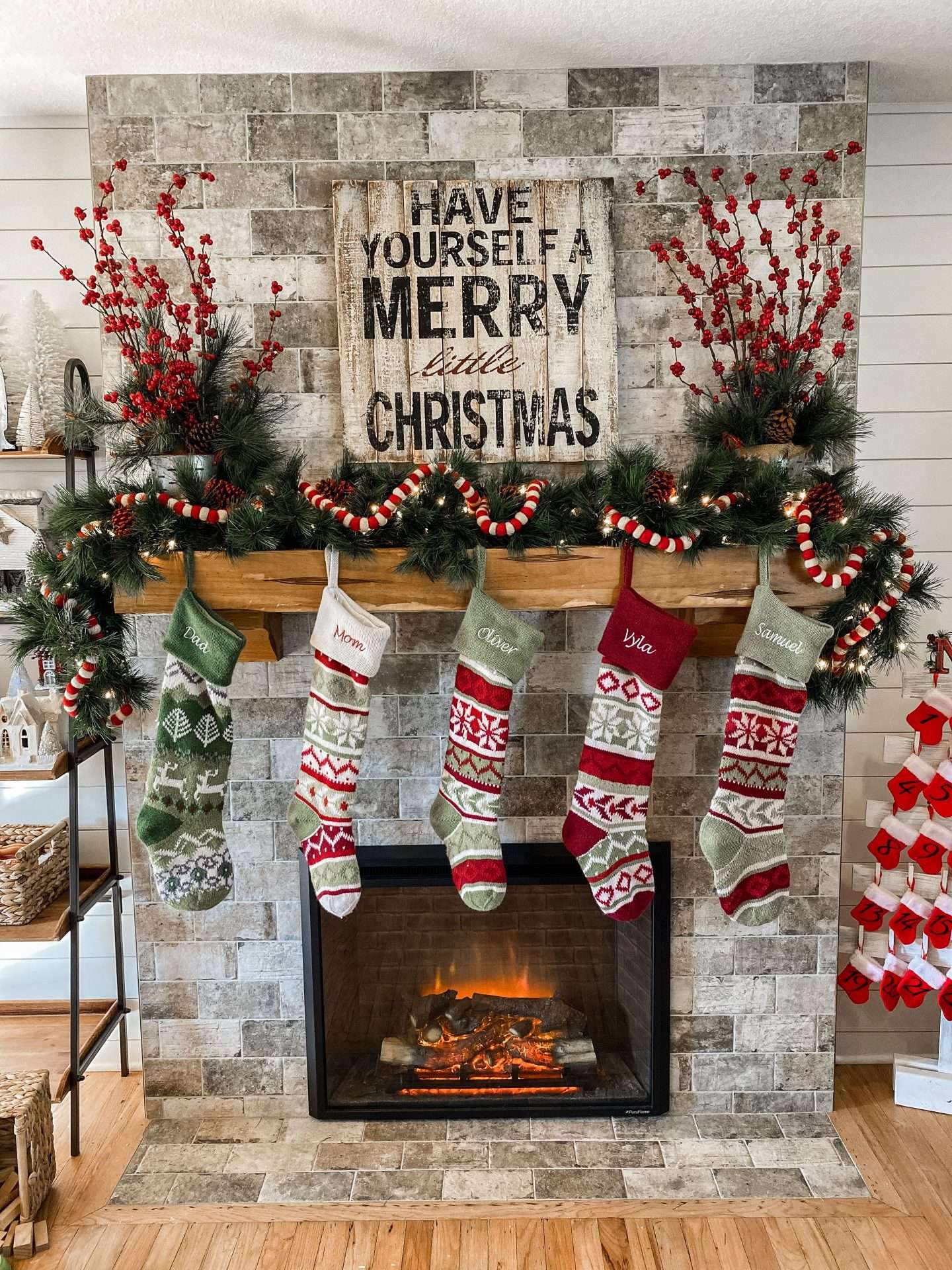 40+ Elegant Christmas Mantel Decor Ideas 43 40+ Elegant Christmas Mantel Decor Ideas 5609d27c06b5033919f363949633b789 scaled Christmas Mantel Decor