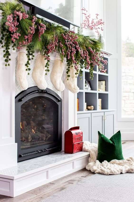 40+ Elegant Christmas Mantel Decor Ideas 37 40+ Elegant Christmas Mantel Decor Ideas 9be1e8a01992a34f9b1e1652003f4f7f Christmas Mantel Decor
