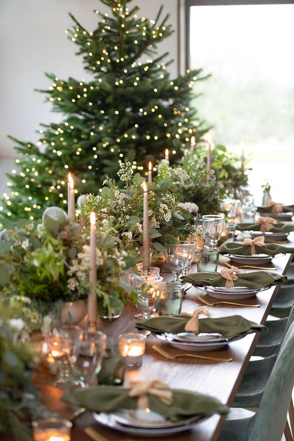 50+ Elegant Christmas Table Decor Ideas to Inspire You 112 50+ Elegant Christmas Table Decor Ideas to Inspire You Christmas Table Decor