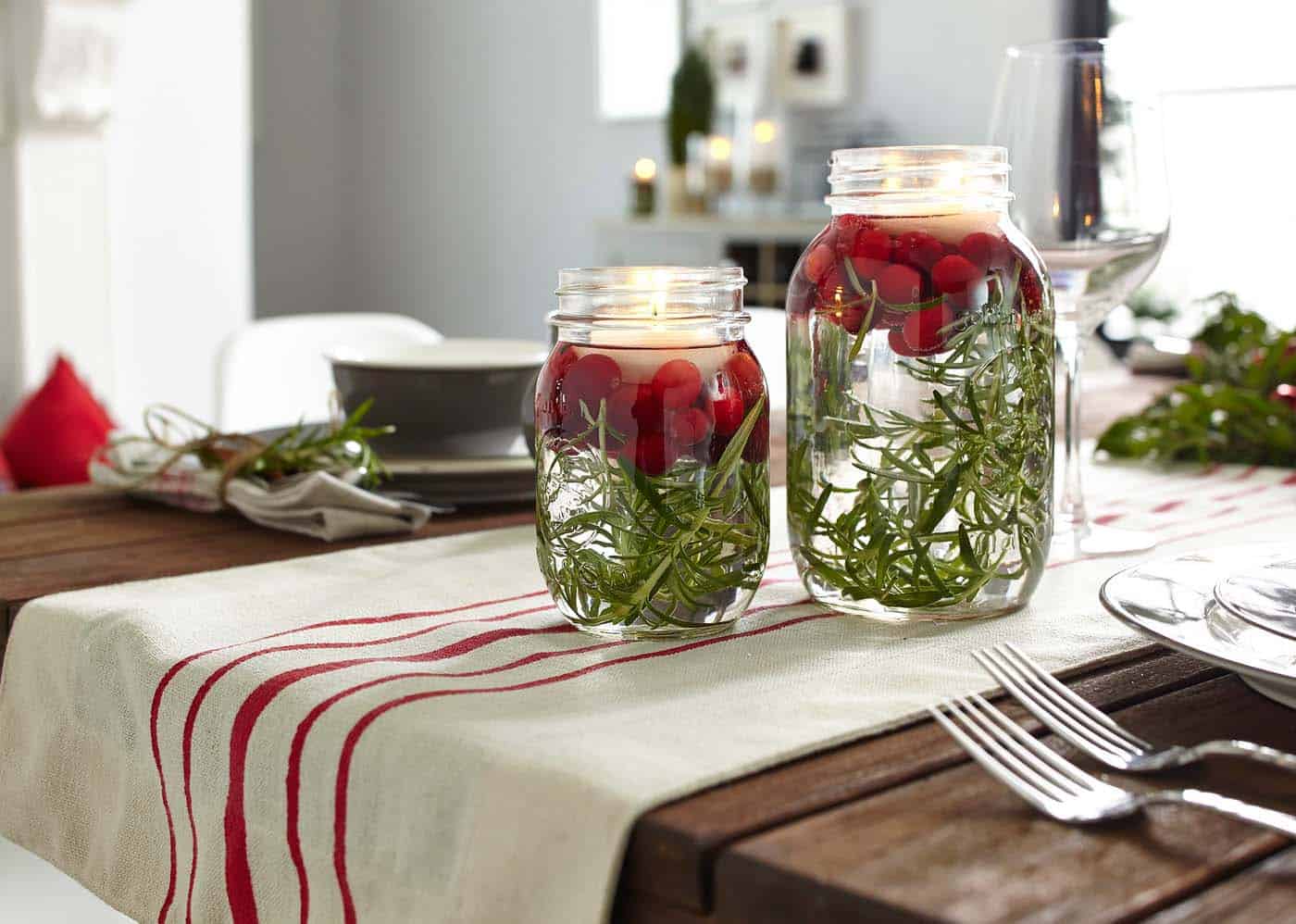 50+ Elegant Christmas Table Decor Ideas to Inspire You 117 50+ Elegant Christmas Table Decor Ideas to Inspire You Gorgeous Christmas Table Centerpiece Ideas 13 1 Kindesign Christmas Table Decor