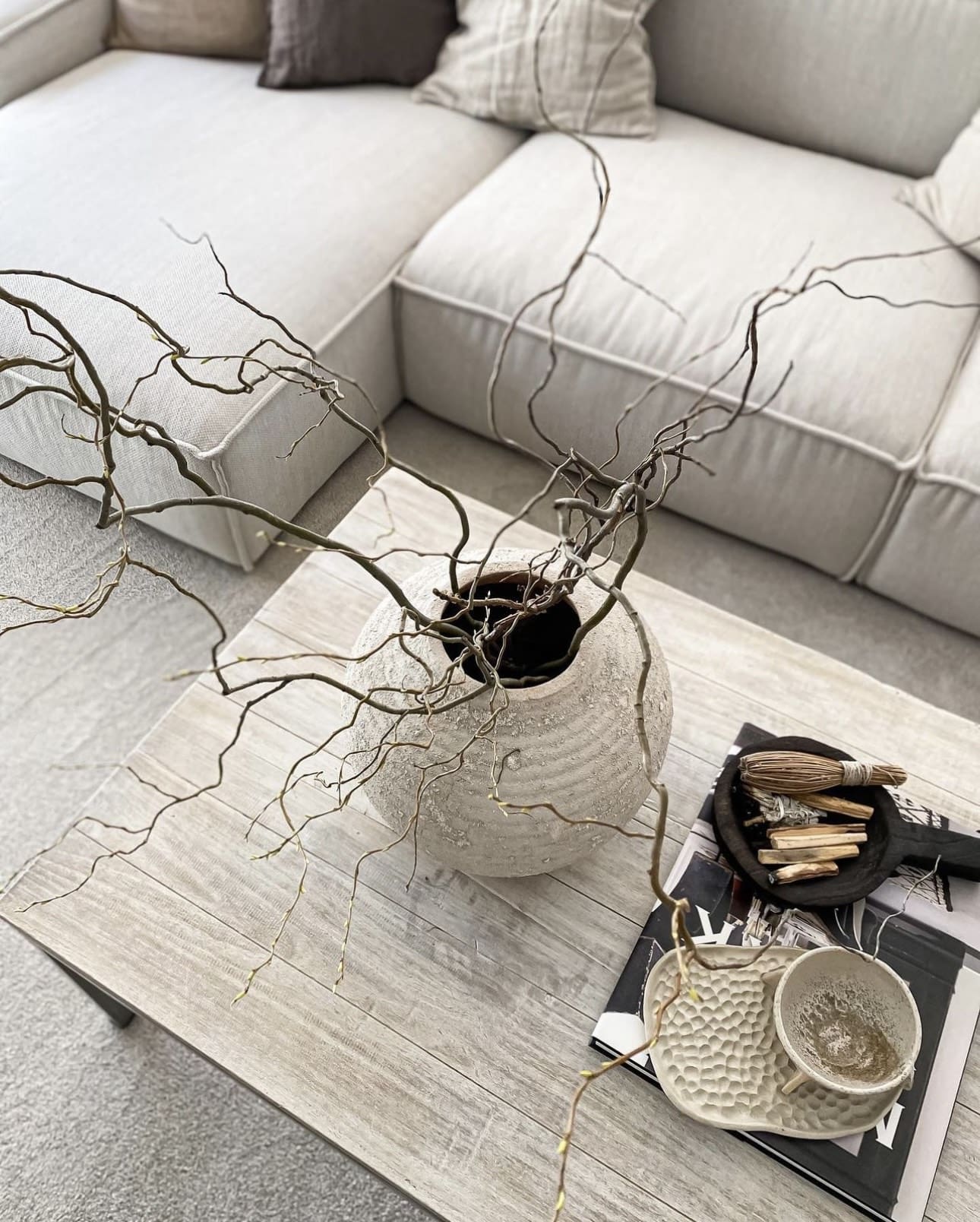 45 Best Coffee Table Centerpiece Ideas You'll Love 131 45 Best Coffee Table Centerpiece Ideas You'll Love Table Centerpiece Ideas