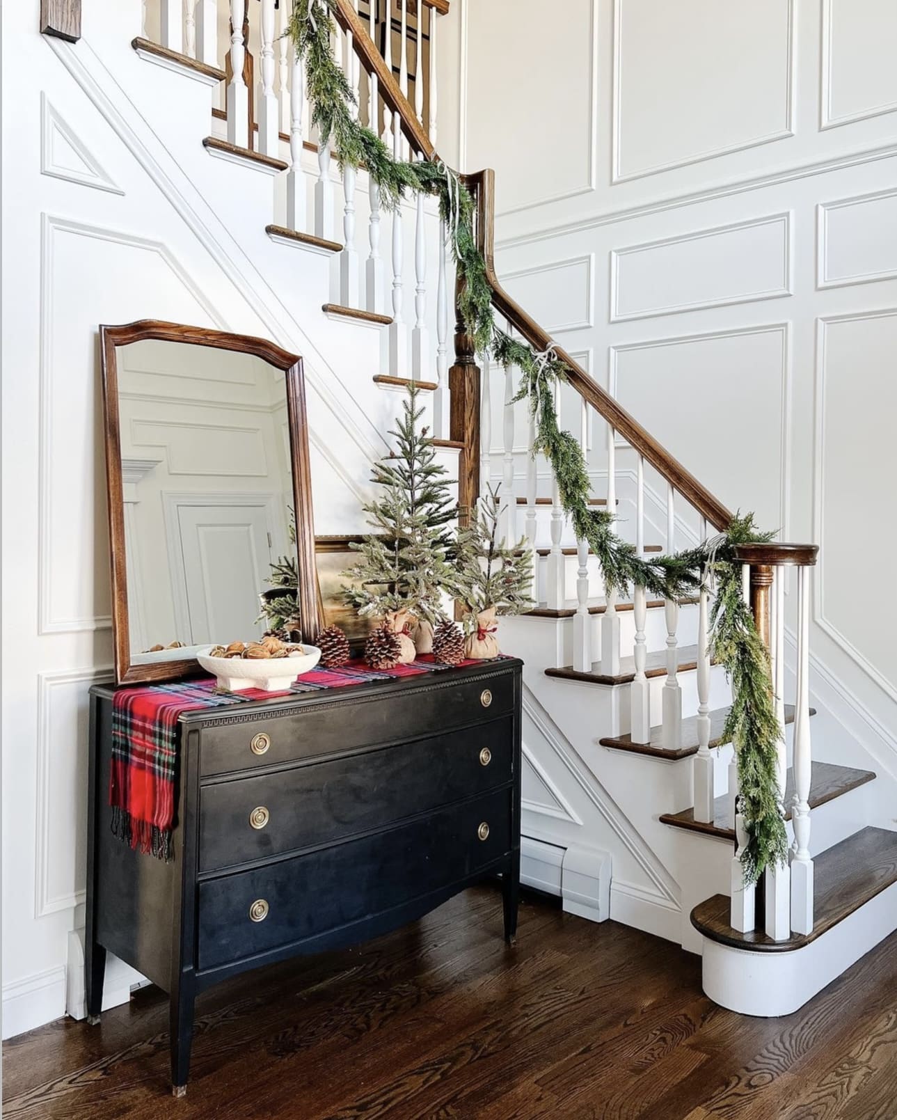 34 Inviting Christmas Entryway Decor Ideas 87 34 Inviting Christmas Entryway Decor Ideas IMG 4813 Christmas Entryway Decor