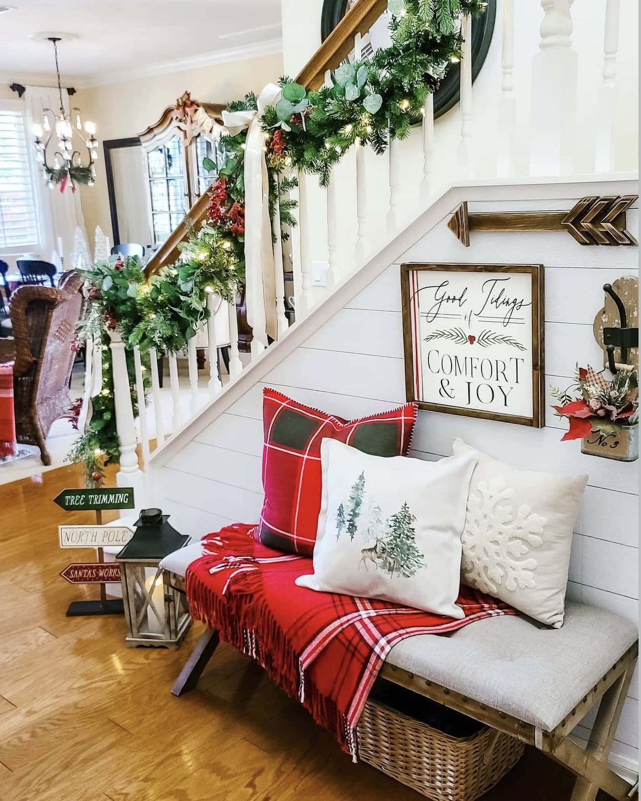 34 Inviting Christmas Entryway Decor Ideas 82 34 Inviting Christmas Entryway Decor Ideas IMG 4814 Christmas Entryway Decor