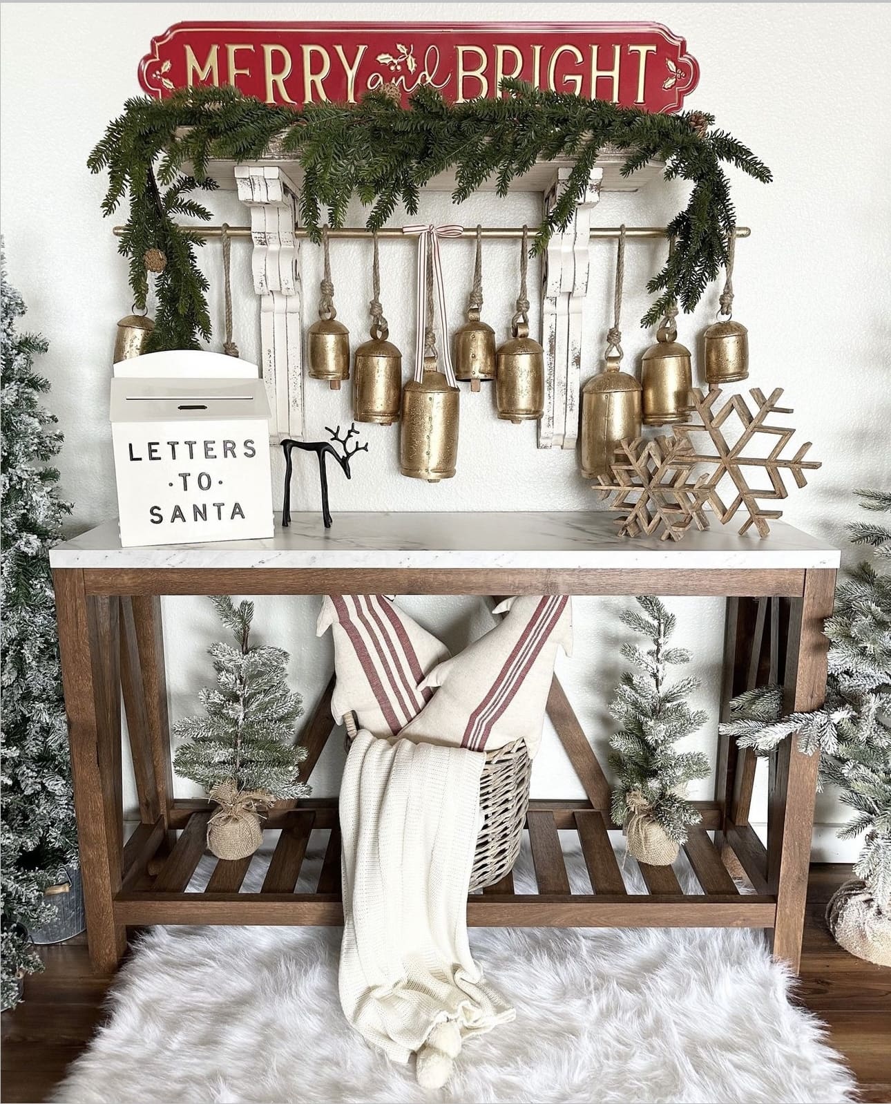 34 Inviting Christmas Entryway Decor Ideas 78 34 Inviting Christmas Entryway Decor Ideas IMG 4821 Christmas Entryway Decor