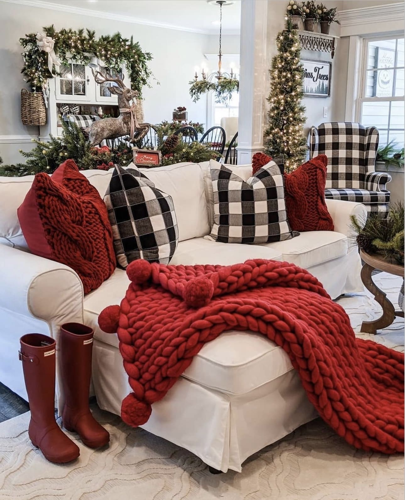 30 Best Christmas Living Room Decor Ideas to Inspire You 66 30 Best Christmas Living Room Decor Ideas to Inspire You IMG 7215 Christmas Living Room Decor Ideas