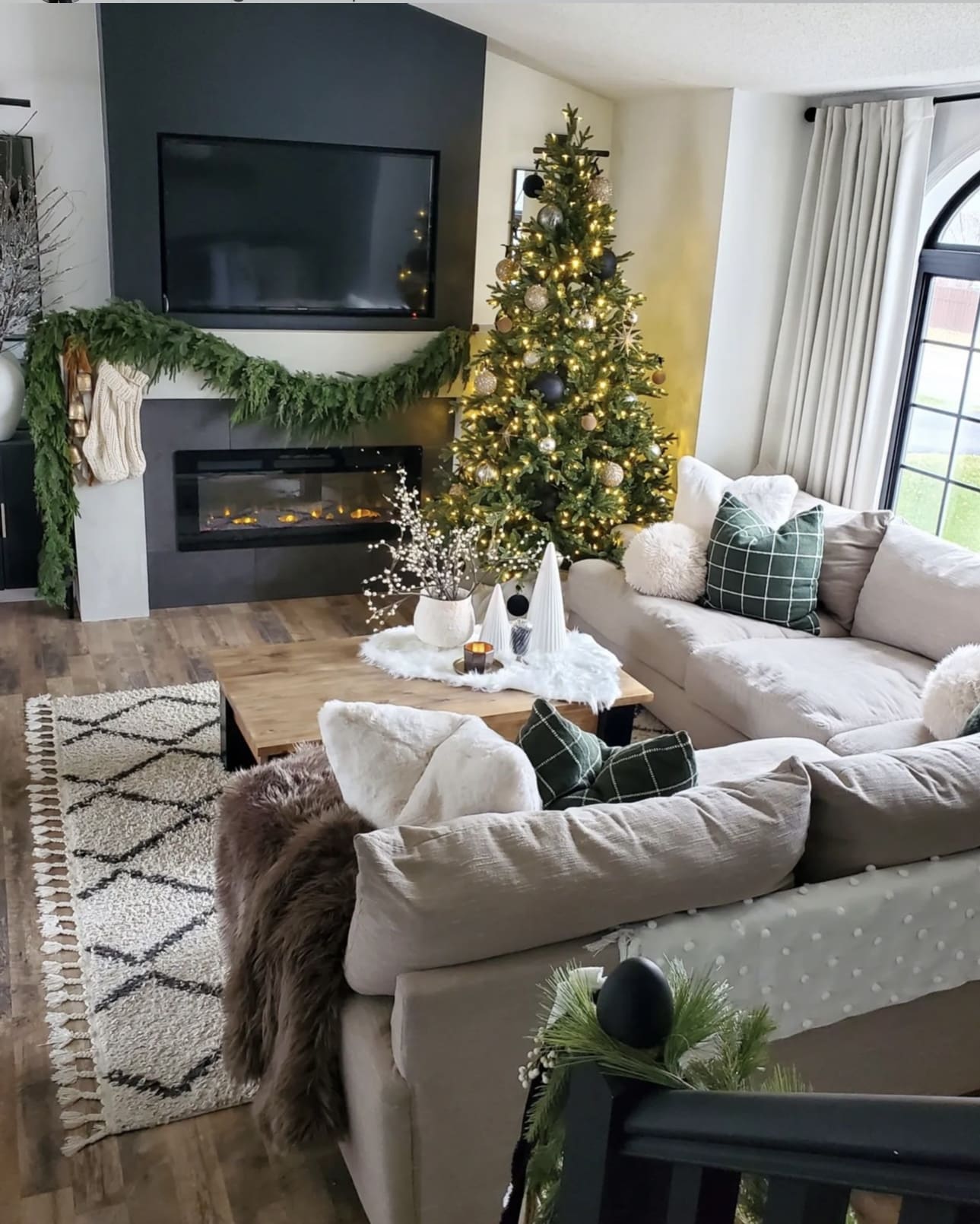 30 Best Christmas Living Room Decor Ideas to Inspire You 70 30 Best Christmas Living Room Decor Ideas to Inspire You IMG 7223 Christmas Living Room Decor Ideas