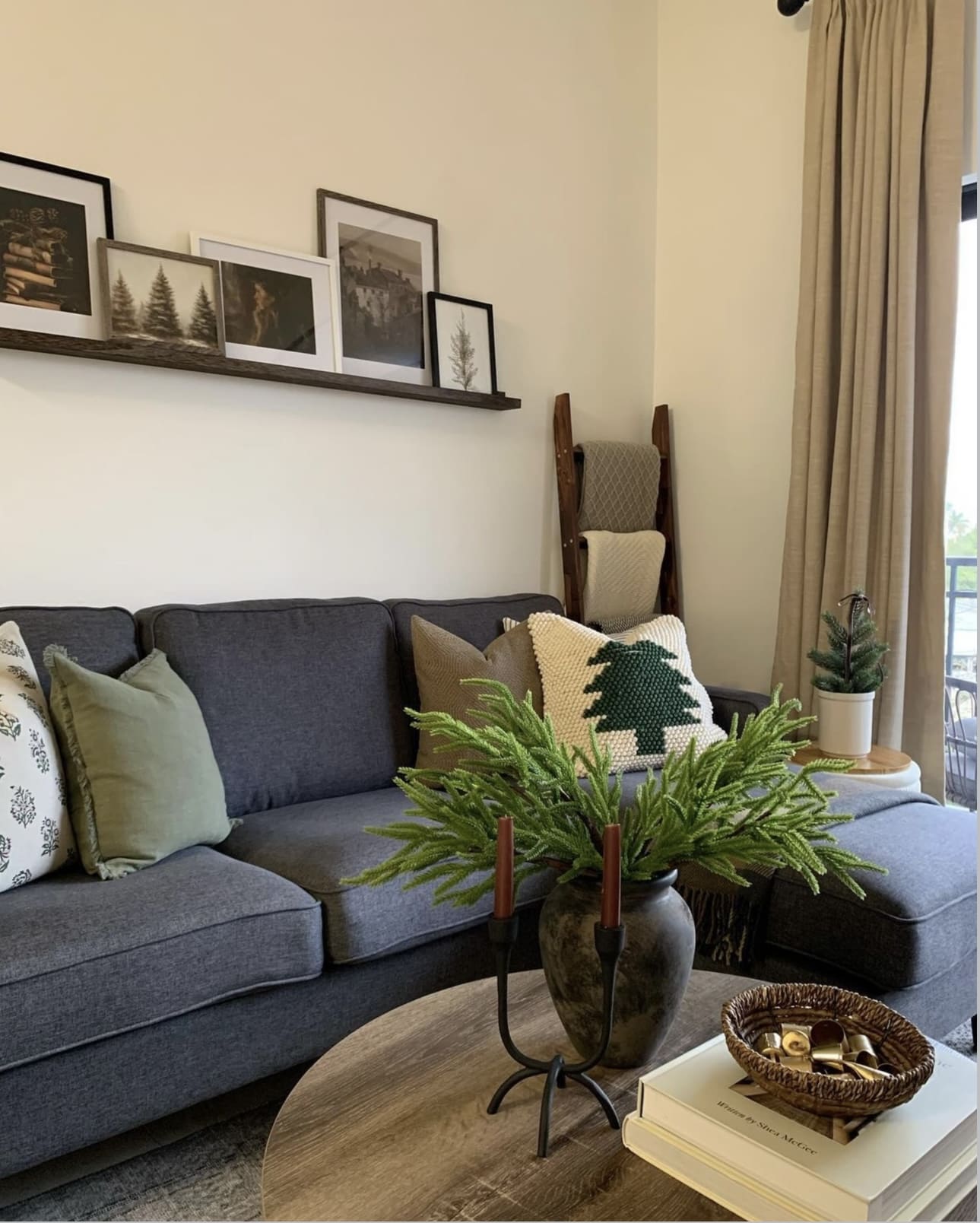 29 Winter Decor Ideas for a Warm and Inviting Home 128 29 Winter Decor Ideas for a Warm and Inviting Home Christmas Apartment Decor Ideas